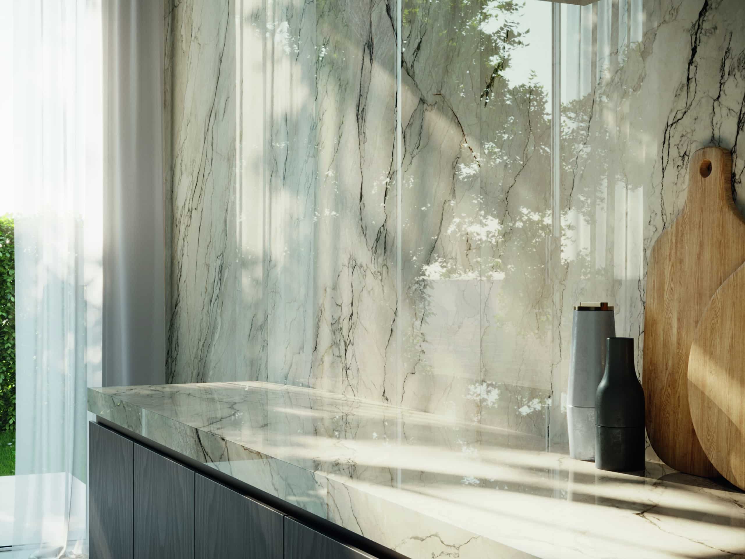 Encimera y revestimiento de pared con piedra sinterizada Terre di Bolgheri en cocina moderna