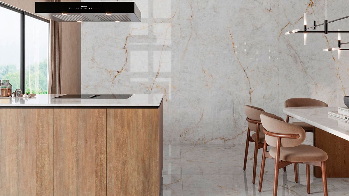 Cómo combinar una cocina blanca con piedra sinterizada estilo madera, mármol o cemento