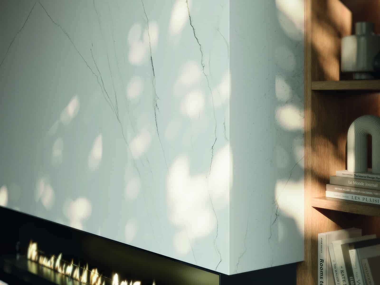 Chimeneas forradas de piedra sinterizada: elegancia, durabilidad y diseño moderno